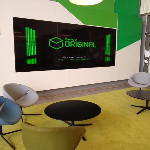 VideoWall 2x3 instalado em agencia do Banco Original, exibindo a marca