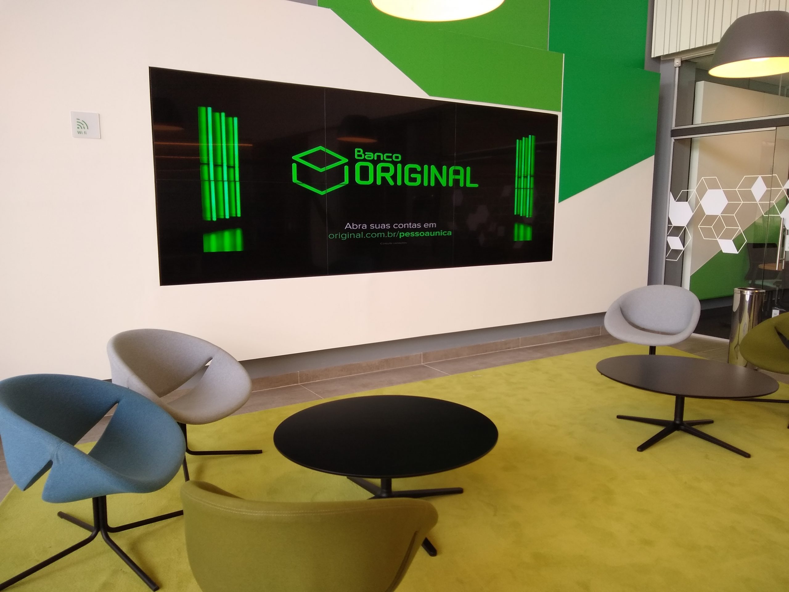 VideoWall 2x3 instalado em agencia do Banco Original, exibindo a marca