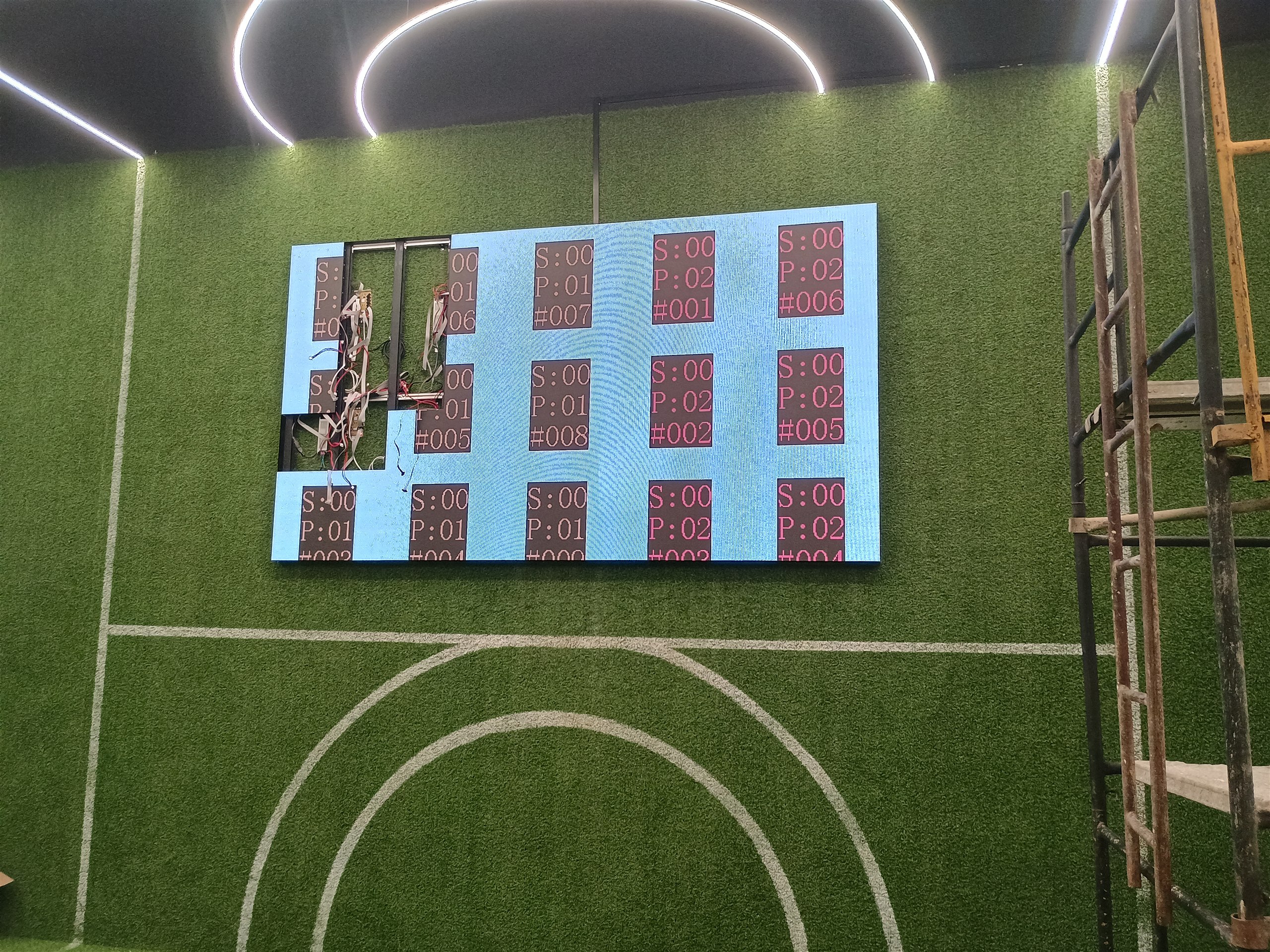 Painel de LED exibindo padrão de teste durante a fase final da instalação na Casa Centauro