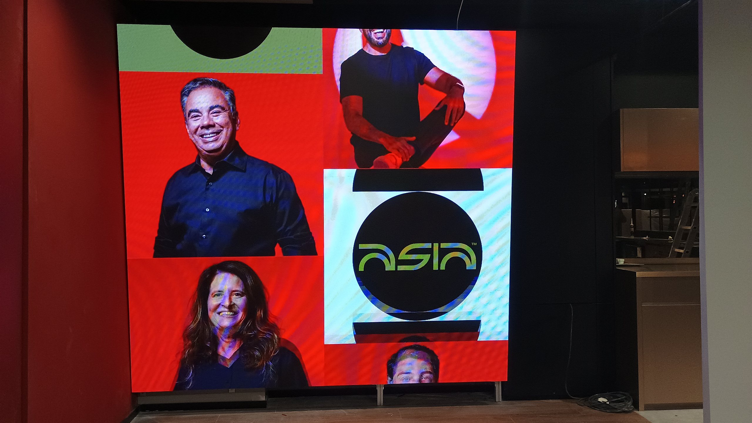 Painel de LED exibindo conteudo institucional e logotipo em ambiente corporativo