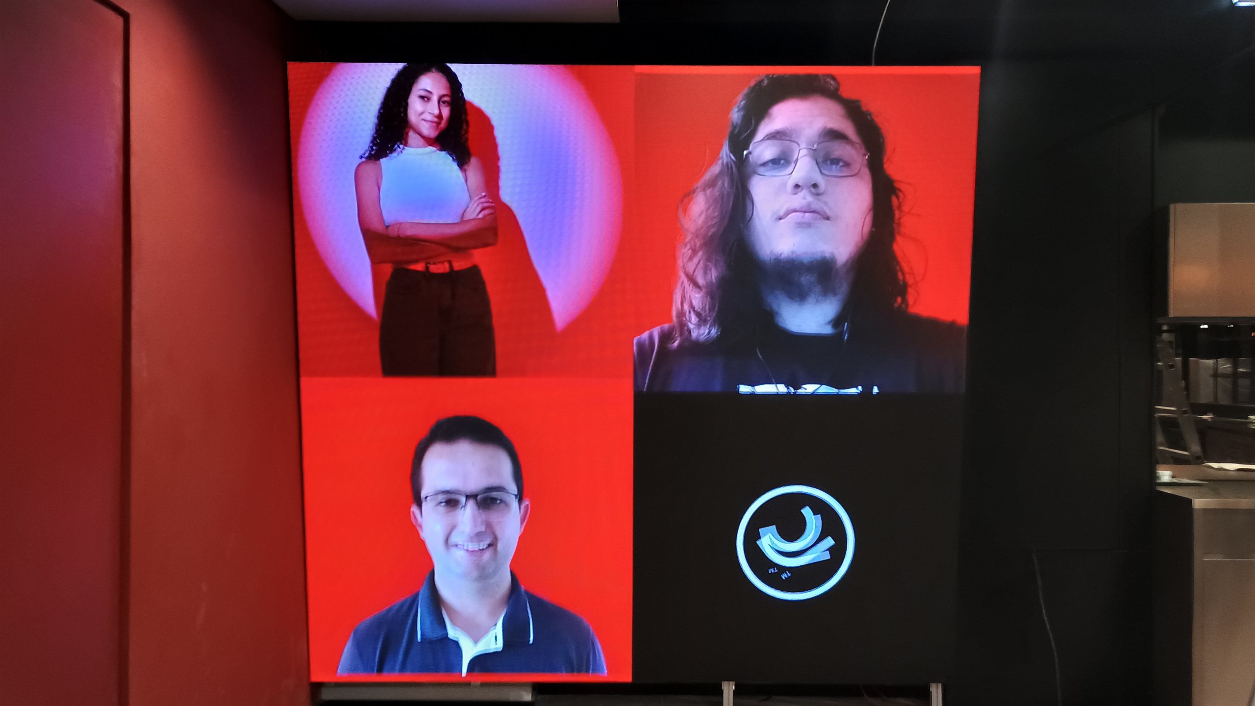 Detalhe do painel de LED exibindo conteudo de marca em alta definicao em ambiente corporativo