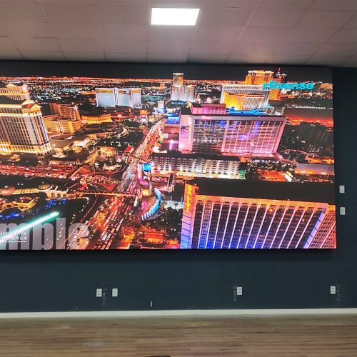 Painel de LED corporativo em auditorio - parede de LED exibindo imagem panoramica de cidade, instalacao Optiart