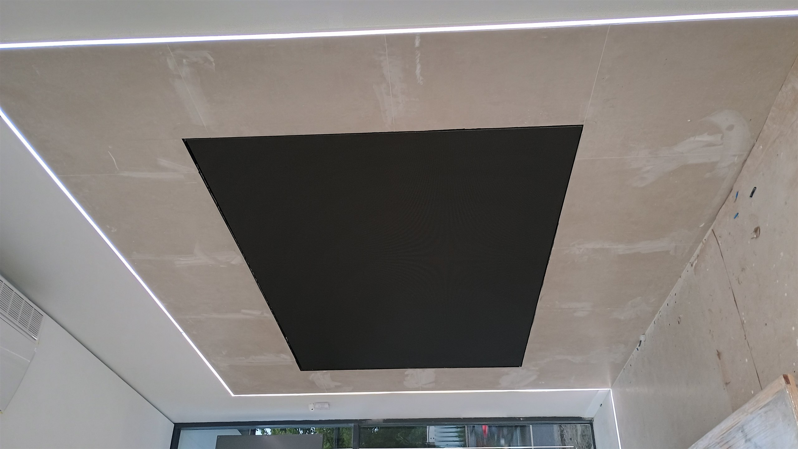 Painel de LED embutido no showroom da Geely visto de baixo