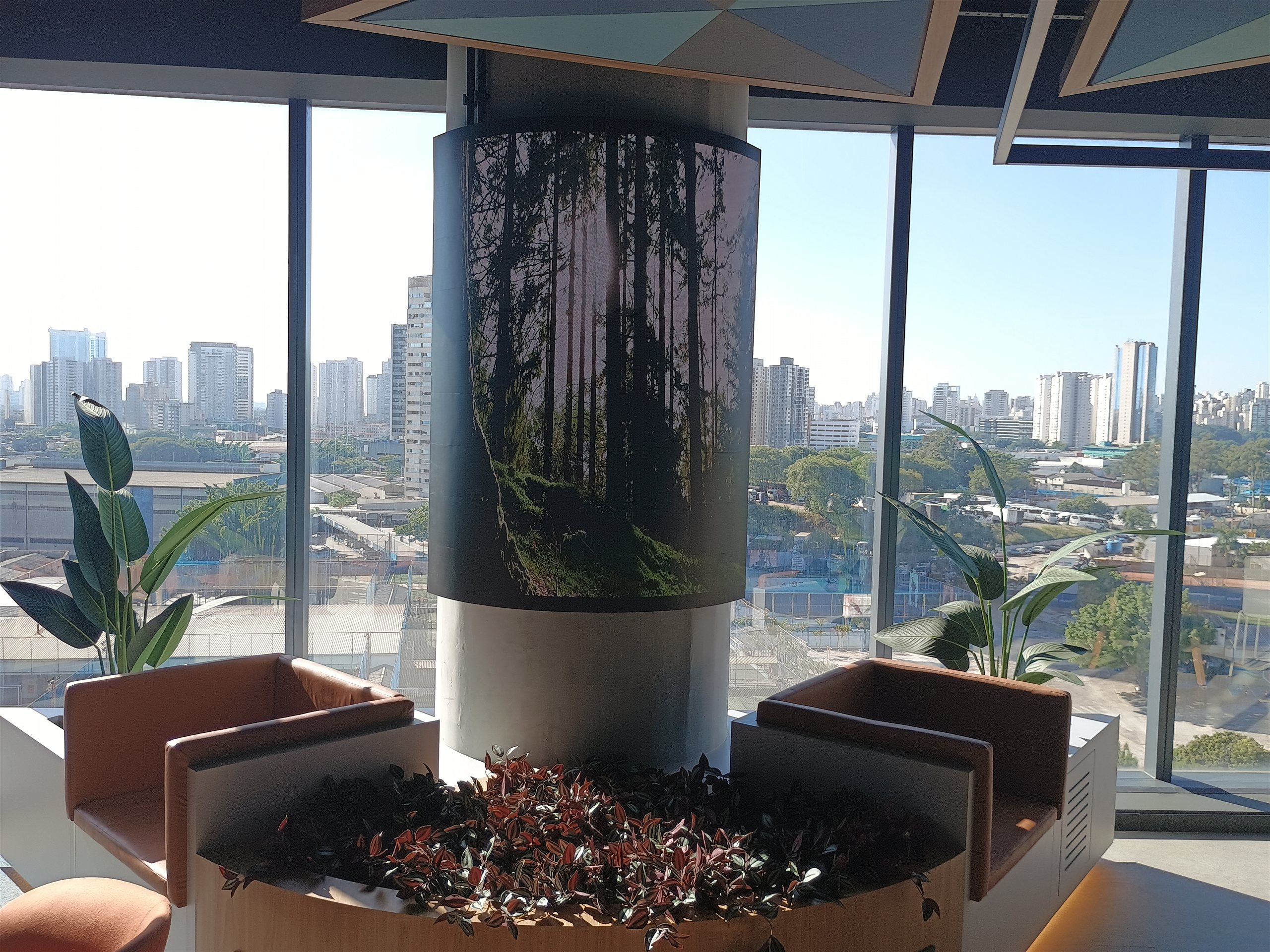 Painel de LED Curvo em Showroom Corporativo