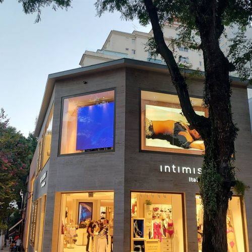 Painel de LED instalado pela Optiart na fachada da loja Intimissimi na Rua Oscar Freire, em Sao Paulo, ao entardecer