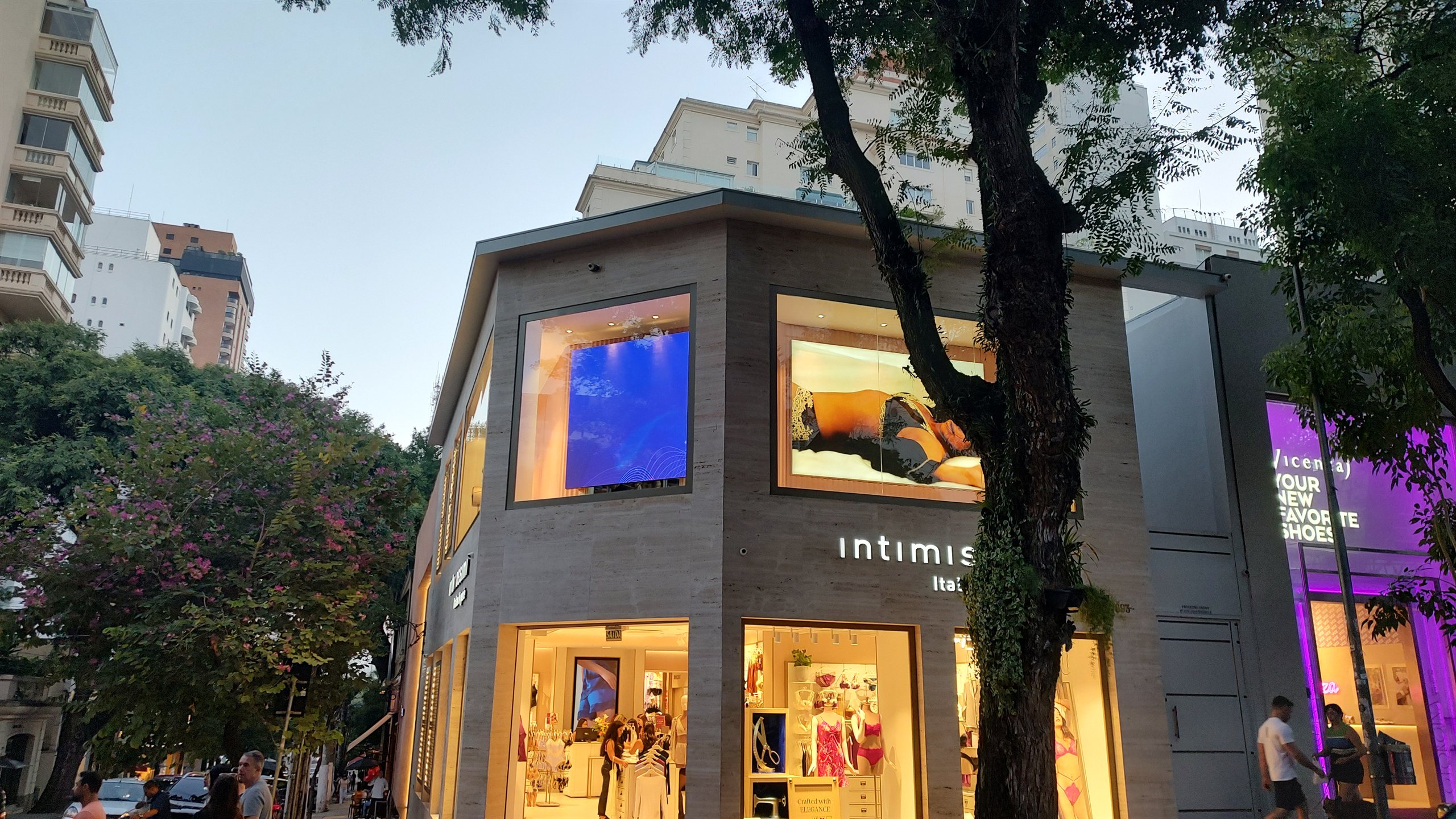 Painel de LED instalado pela Optiart na fachada da loja Intimissimi na Rua Oscar Freire, em Sao Paulo, ao entardecer