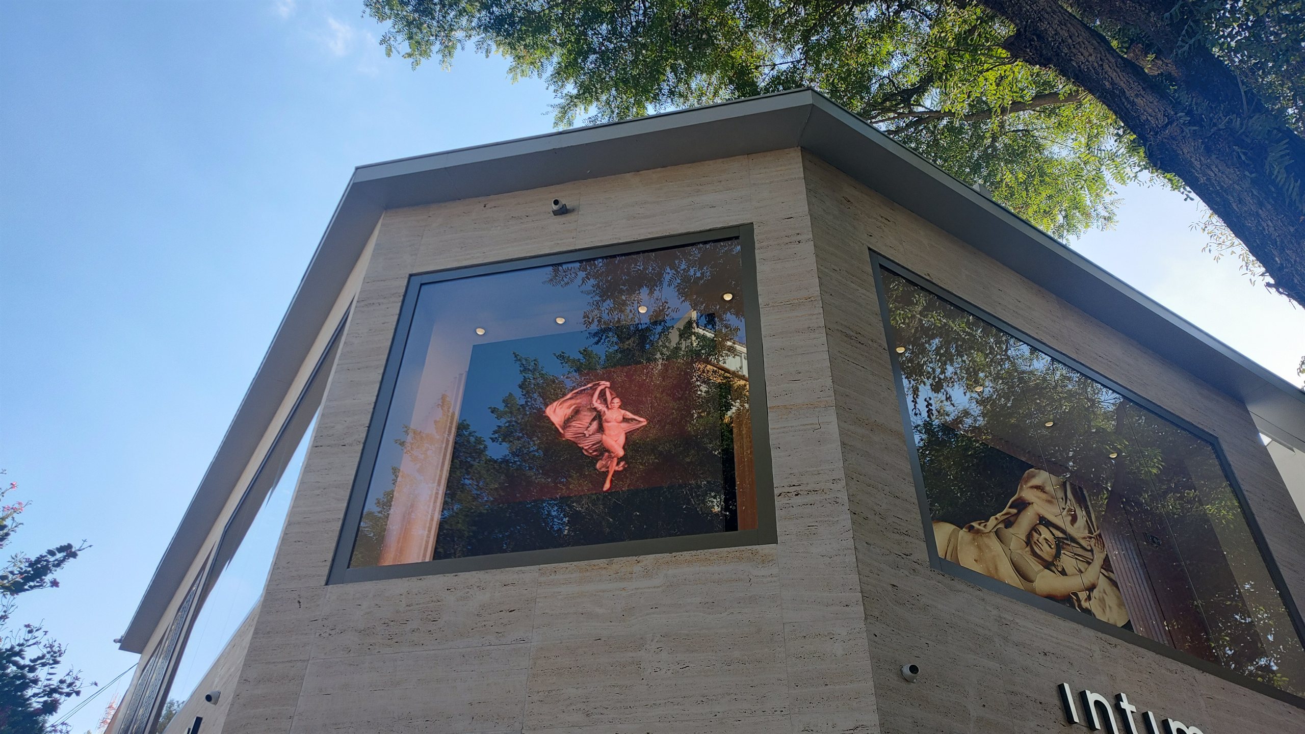 Painel de LED na esquina da loja Intimissimi Oscar Freire exibindo campanha visual da marca