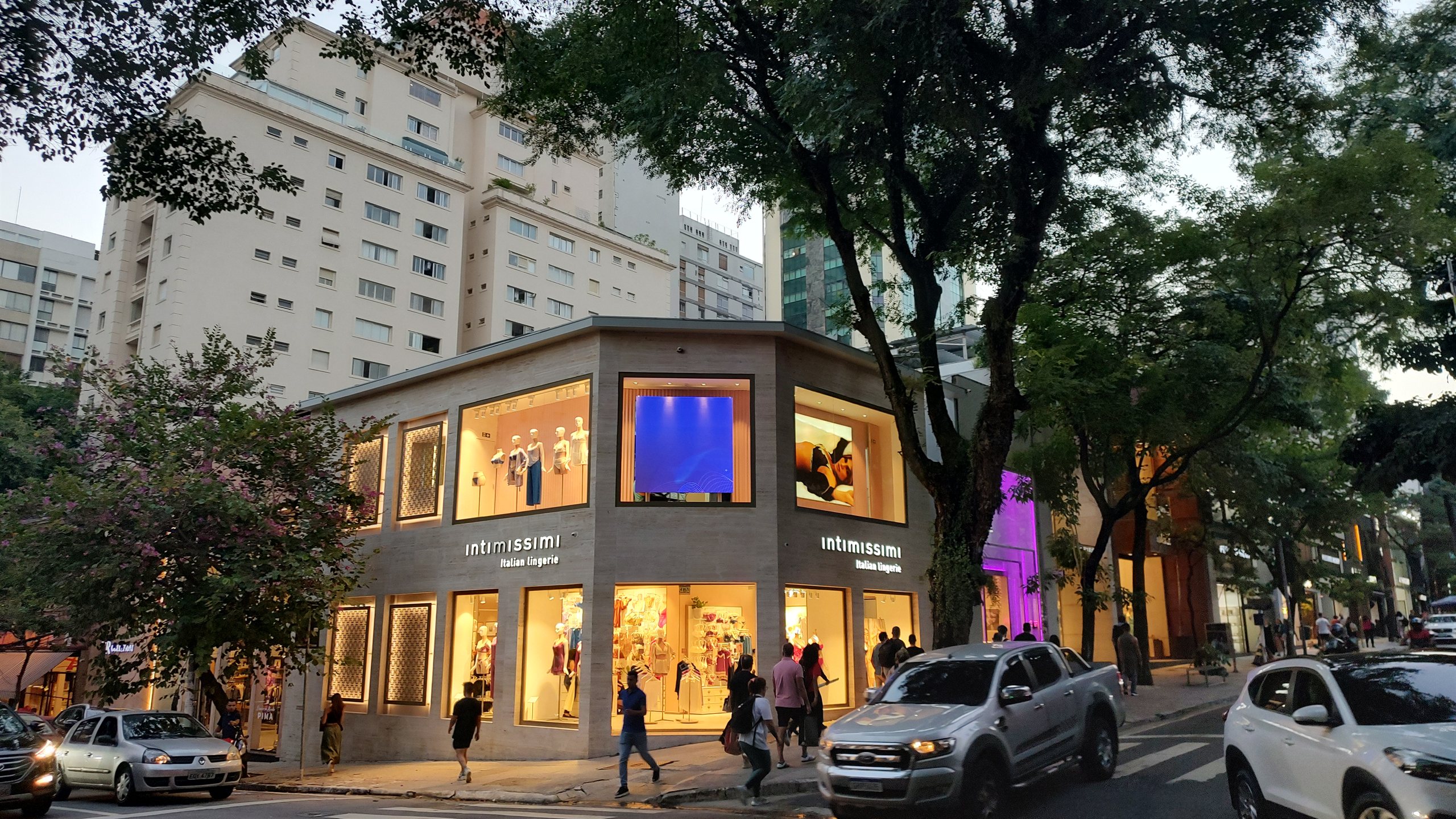 Fachada da loja Intimissimi na Rua Oscar Freire com painel de LED de pixel pitch 3,9 mm instalado pela Optiart
