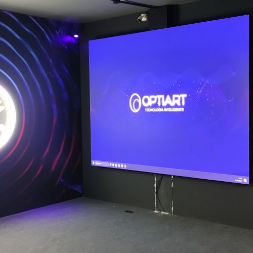 Painel de LED da Optiart instalado na loja Yamaha X5 Music, com a marca Optiart no painel ao lado do logo iluminado da Yamaha