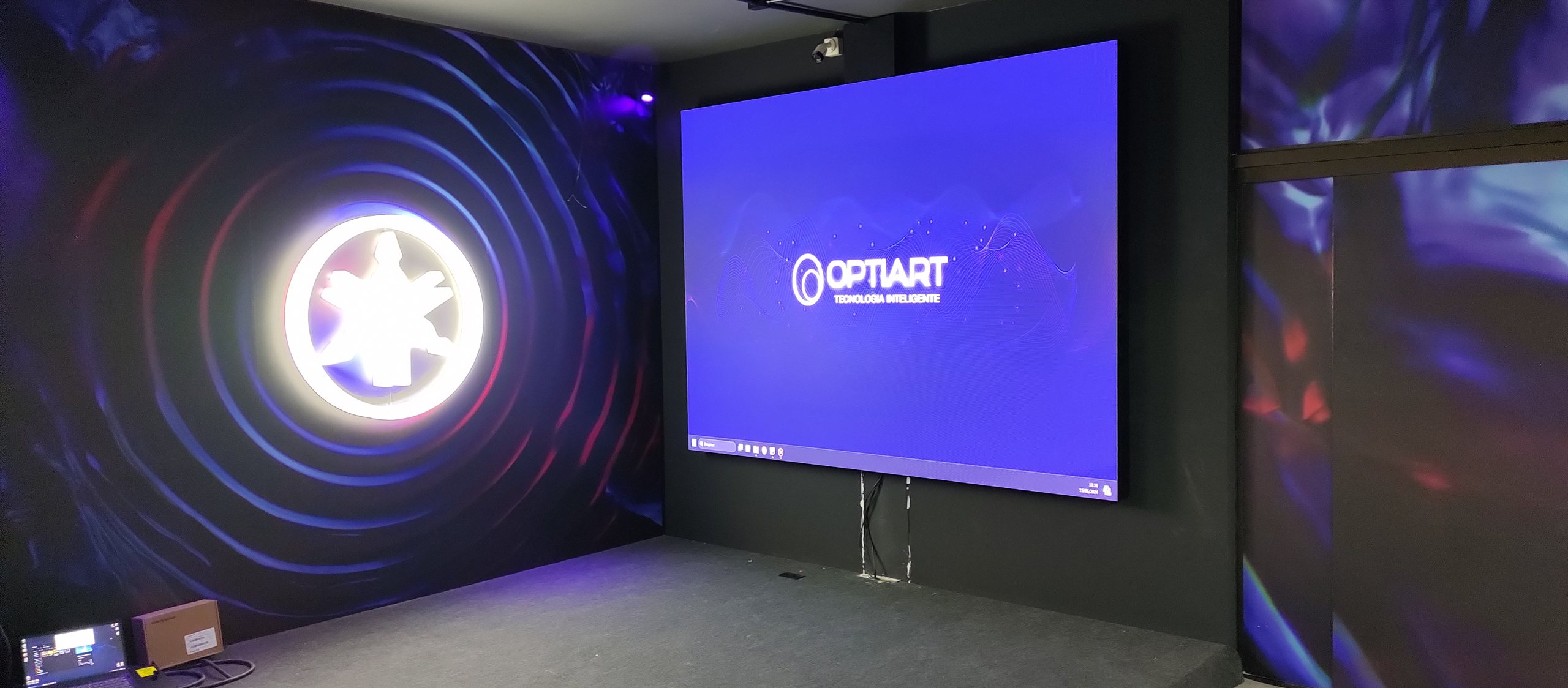 Painel de LED da Optiart instalado na loja Yamaha X5 Music, com a marca Optiart no painel ao lado do logo iluminado da Yamaha