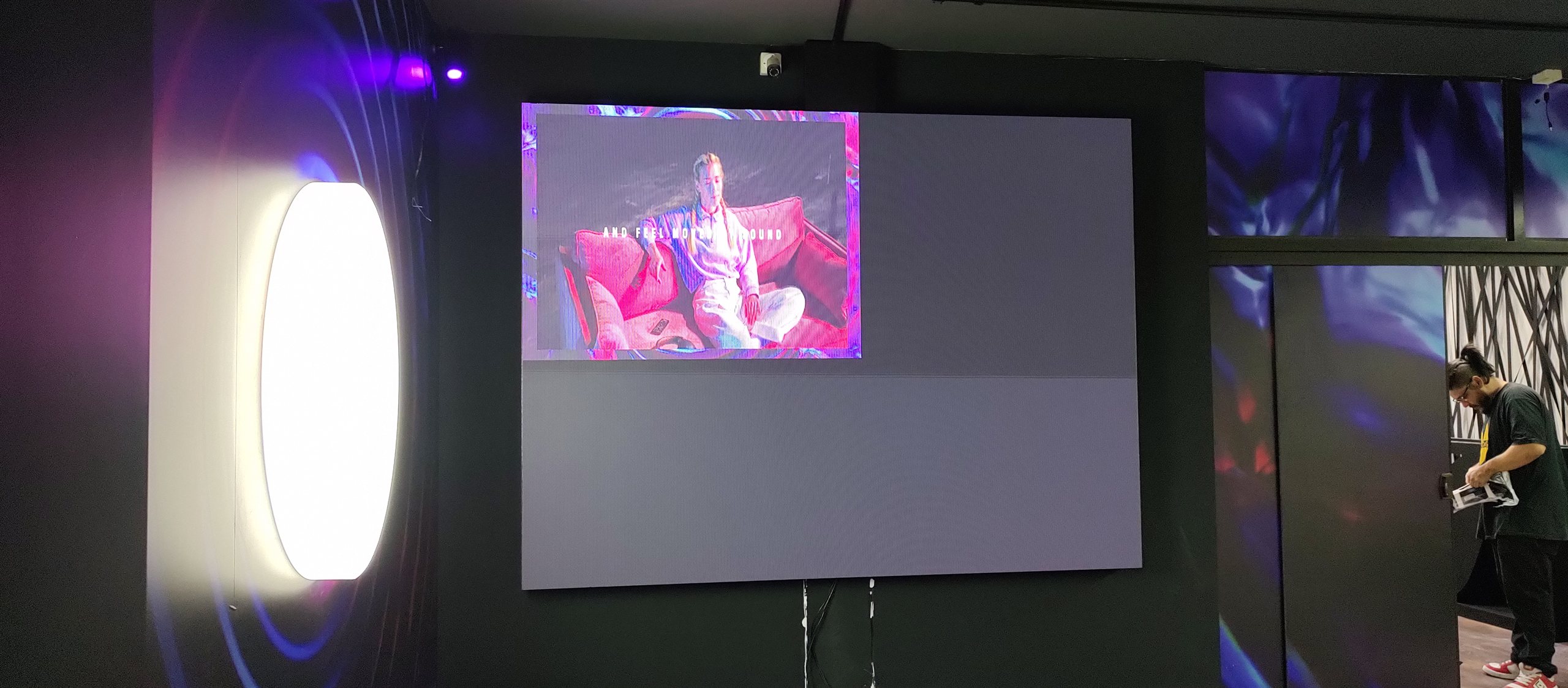 Painel de LED indoor P2.5 da Optiart exibindo conteudo em video na loja de musica Yamaha X5 Music