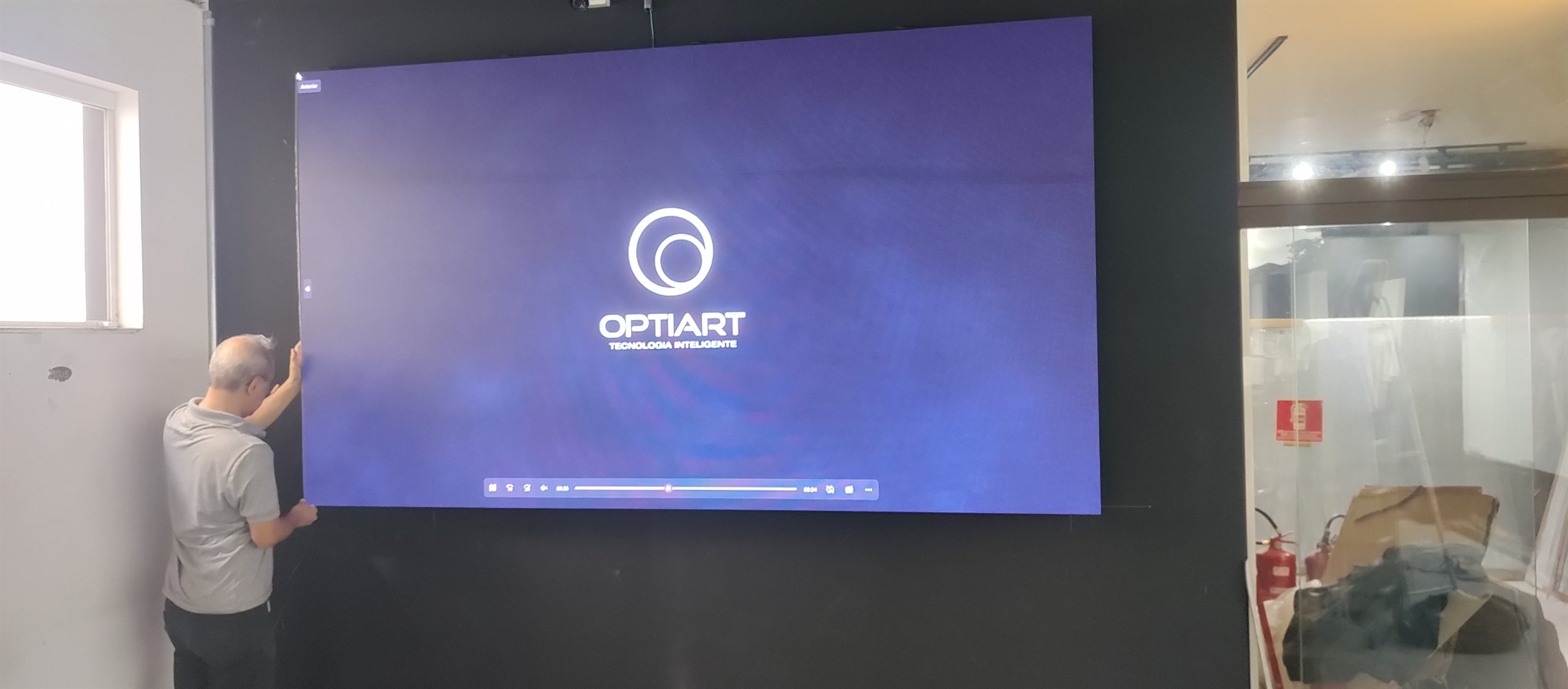 Tecnico da equipe propria da Optiart ajustando o painel de LED na loja Yamaha X5 Music