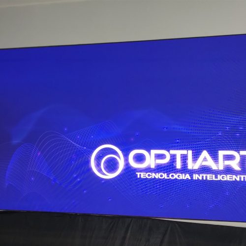 Painel de LED P2.5 instalado pela Optiart na concessionaria BYD Grand Brasil Ibirapuera, exibindo conteudo de marca em azul no showroom
