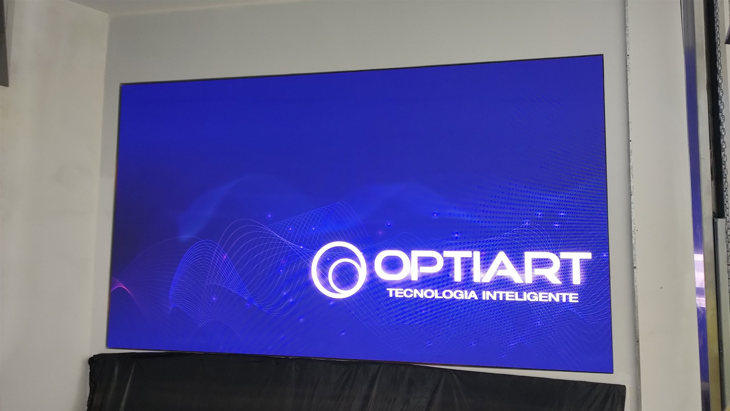 Painel de LED P2.5 instalado pela Optiart na concessionaria BYD Grand Brasil Ibirapuera, exibindo conteudo de marca em azul no showroom