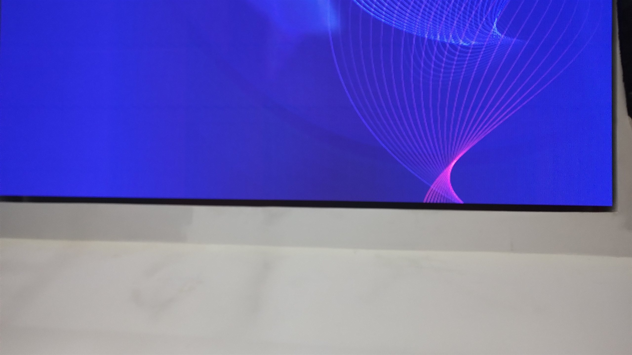 Painel de LED indoor da Optiart na concessionaria BYD Grand Brasil, com grafismo azul sobre bancada de marmore no showroom