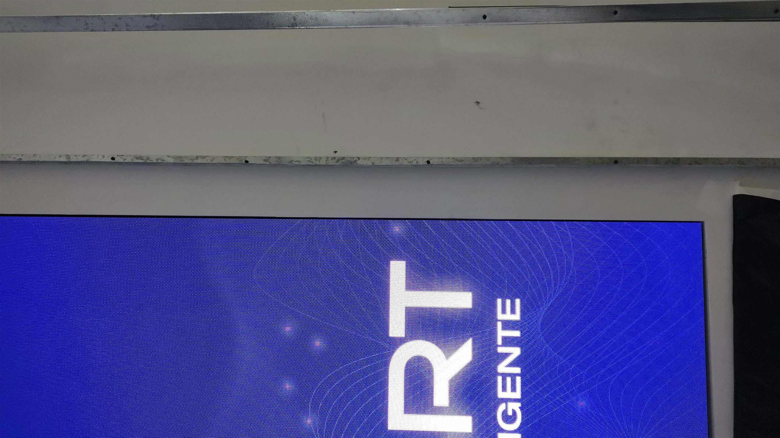Detalhe da malha de LEDs do painel P2.5 instalado pela Optiart na BYD Grand Brasil Ibirapuera, mostrando a nitidez do pixel pitch de 2,5 mm