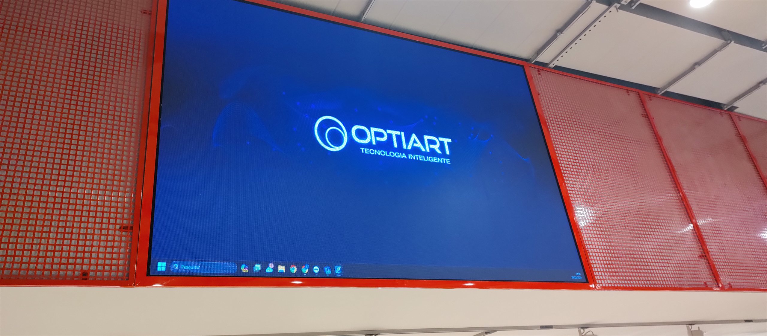 Painel de LED aceso instalado na testeira da loja Centauro no Shopping Morumbi, exibindo a marca Optiart