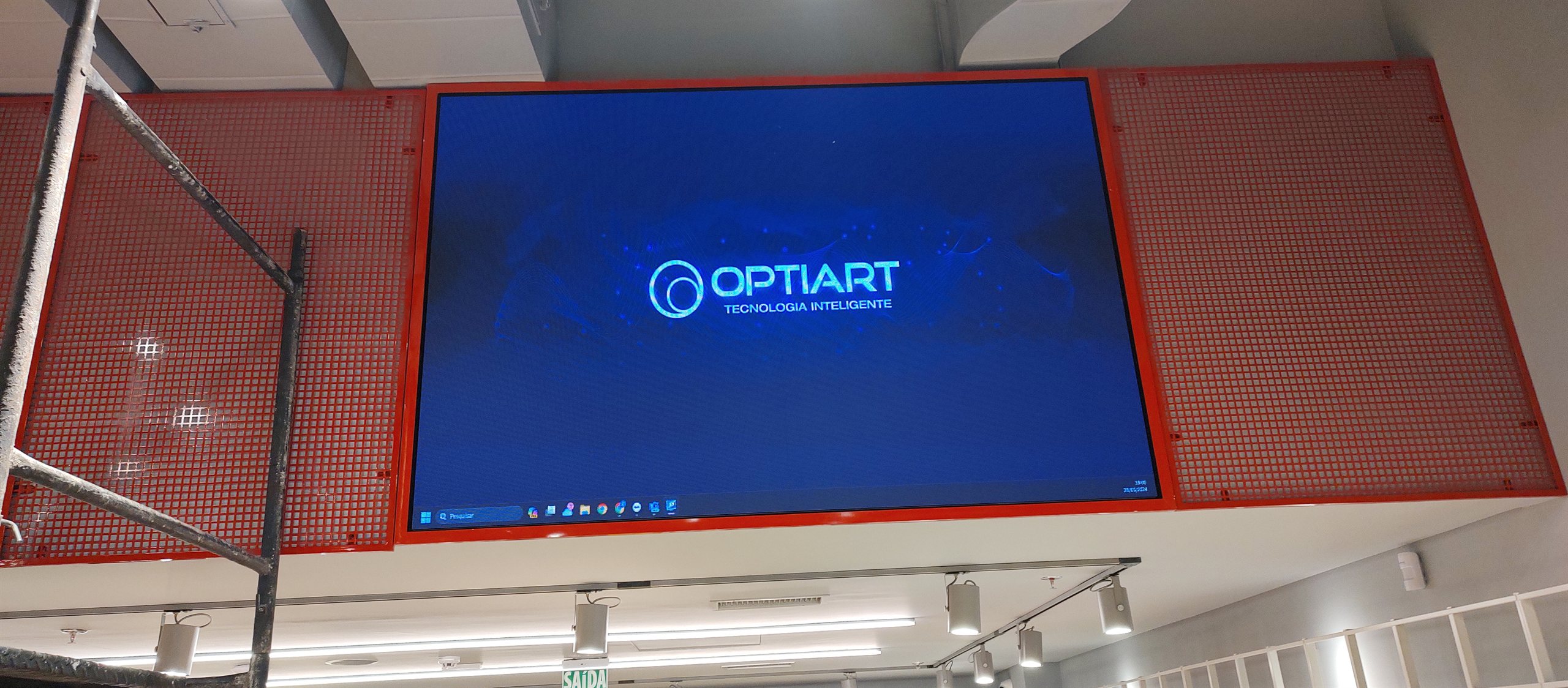 Painel de LED da Optiart em funcionamento na testeira da loja Centauro, integrado as estruturas da loja