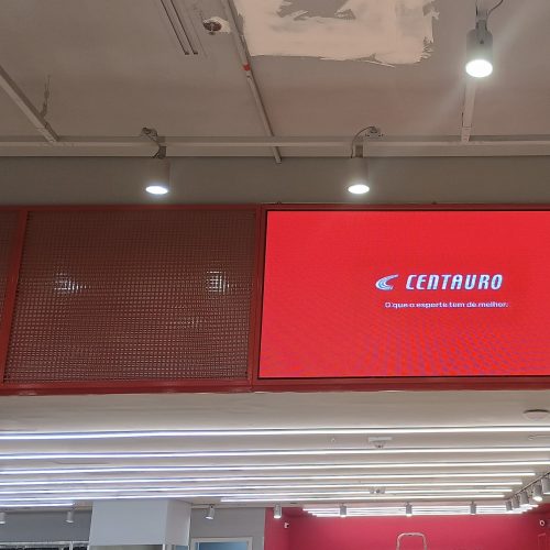 Painel de LED P2.5 na testeira da loja Centauro do Shopping Patio Higienopolis exibindo a marca Centauro