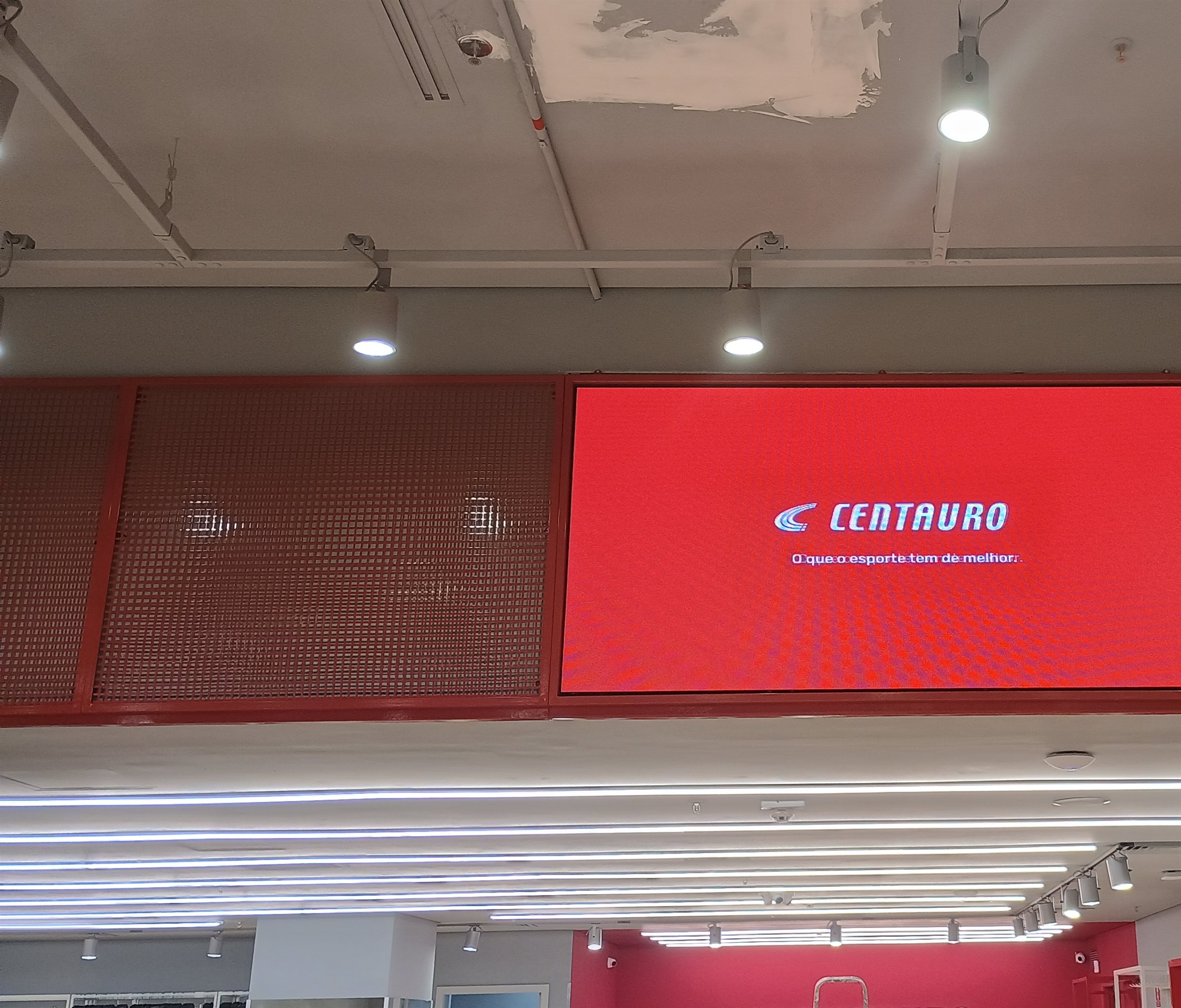 Painel de LED P2.5 na testeira da loja Centauro do Shopping Patio Higienopolis exibindo a marca Centauro