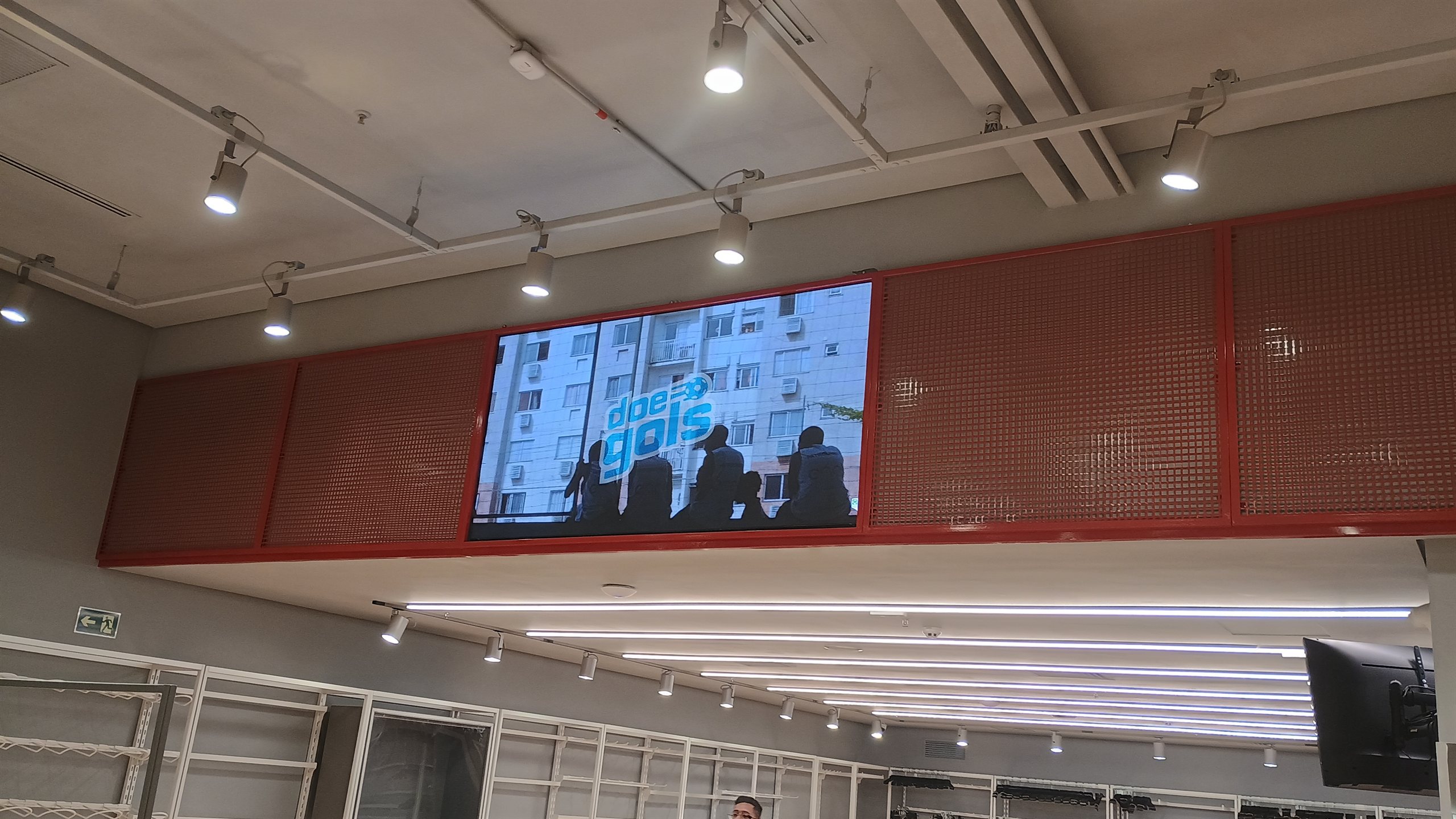 Painel de LED P2.5 indoor na loja Centauro exibindo campanha, instalado pela Optiart