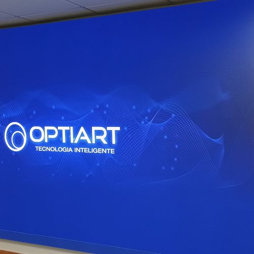 Painel de LED para hall corporativo instalado pela Optiart, exibindo conteudo em tela continua