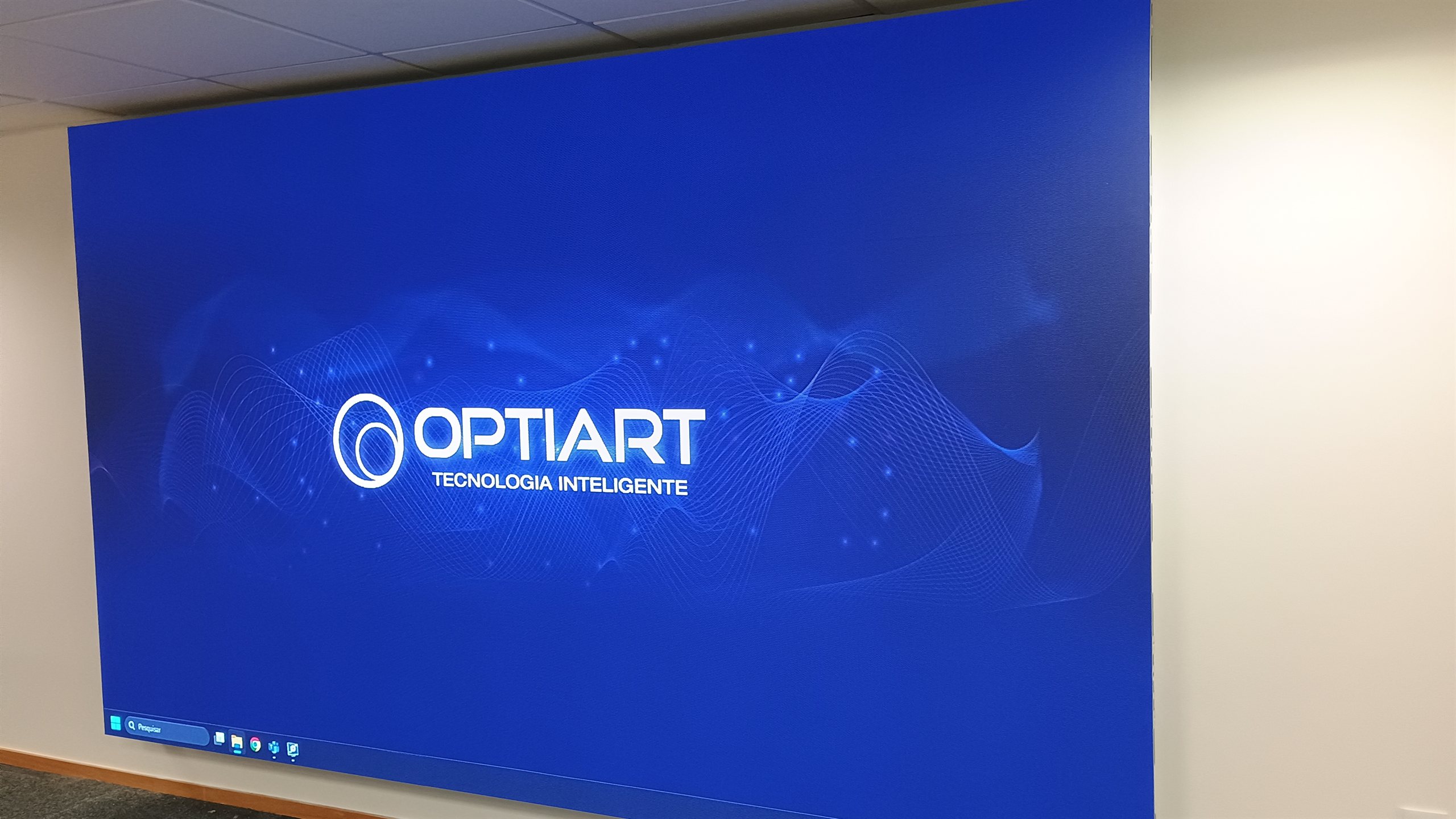 Painel de LED para hall corporativo instalado pela Optiart, exibindo conteudo em tela continua