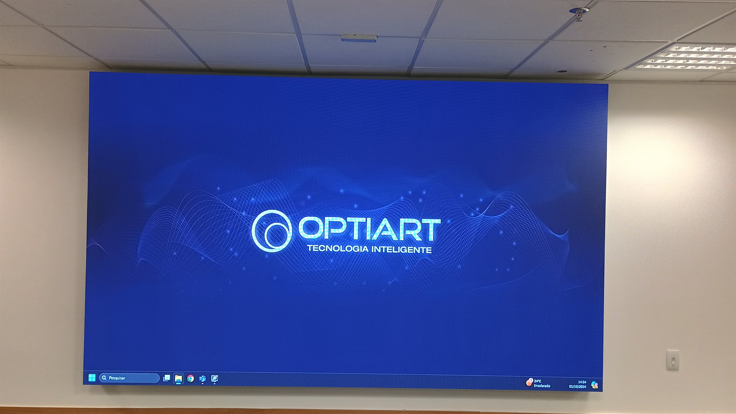 Painel de LED corporativo em tela continua, vista em angulo, projeto Optiart