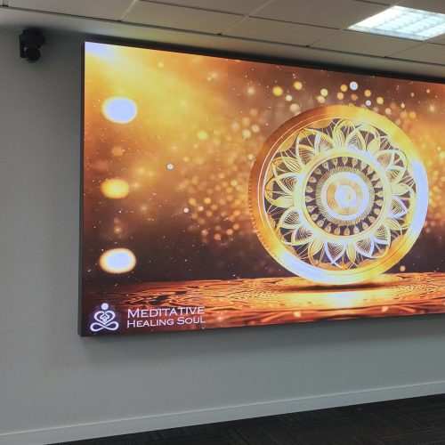 Painel de LED fine pitch P1.8 instalado em parede de ambiente corporativo, exibindo conteÃºdo grÃ¡fico dourado em alta definiÃ§Ã£o