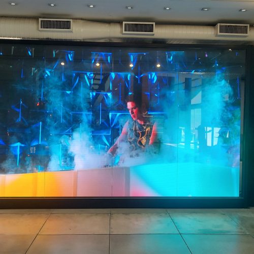 Painel de LED indoor instalado pela equipe própria da Optiart em espaço cultural, exibindo apresentação artística