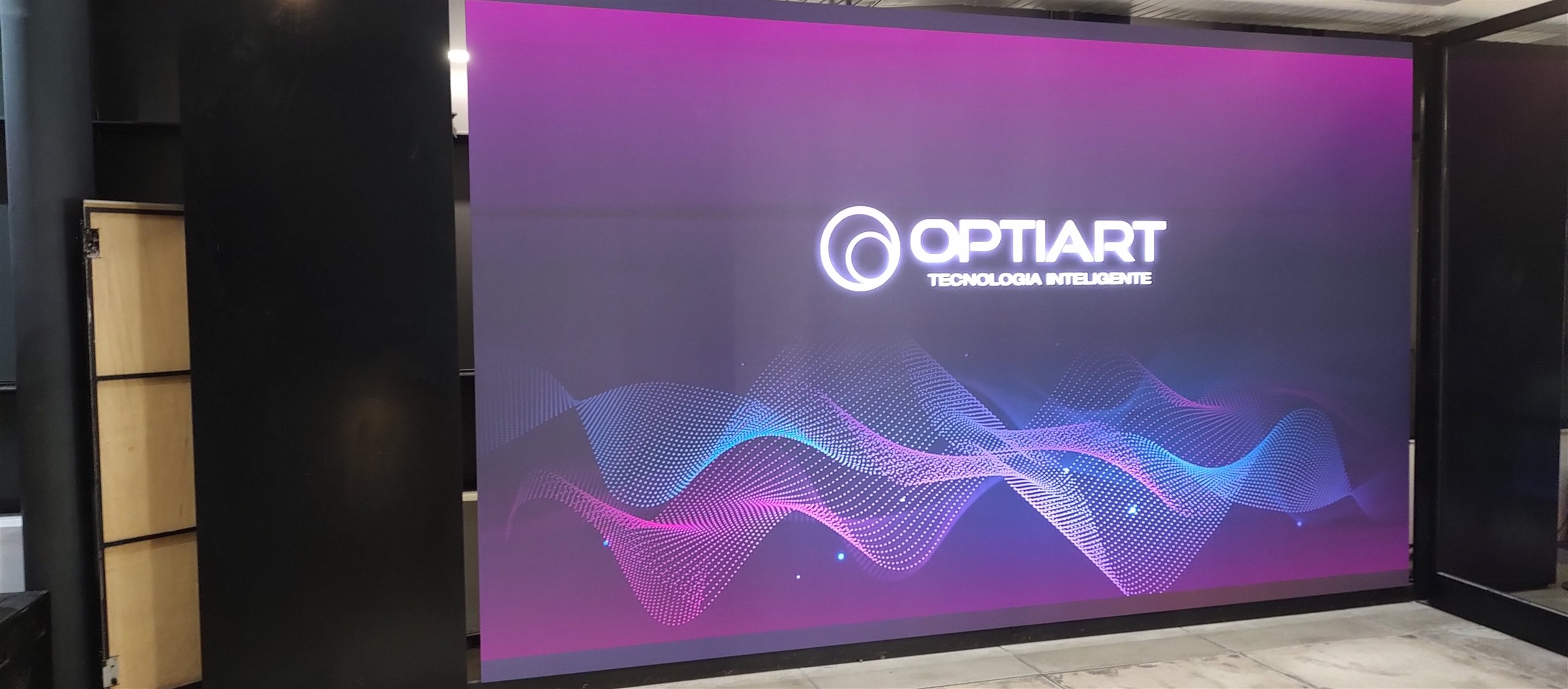Painel de LED para espaço cultural com pixel pitch de 2,5 mm, instalação Optiart