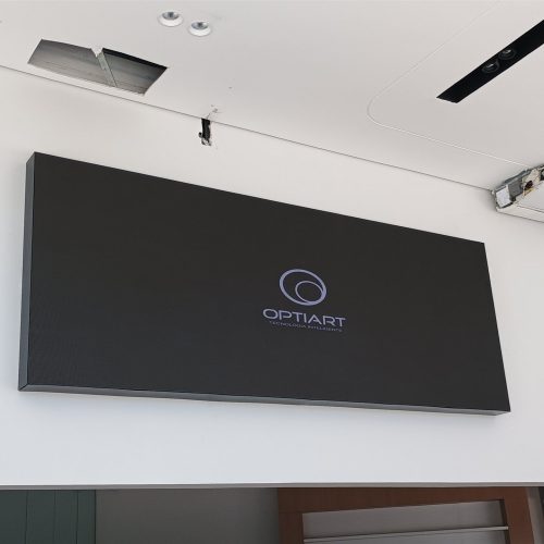 Painel de LED P2.5 instalado pela Optiart na concessionaria Geely de Sao Jose dos Campos, exibindo conteudo no showroom