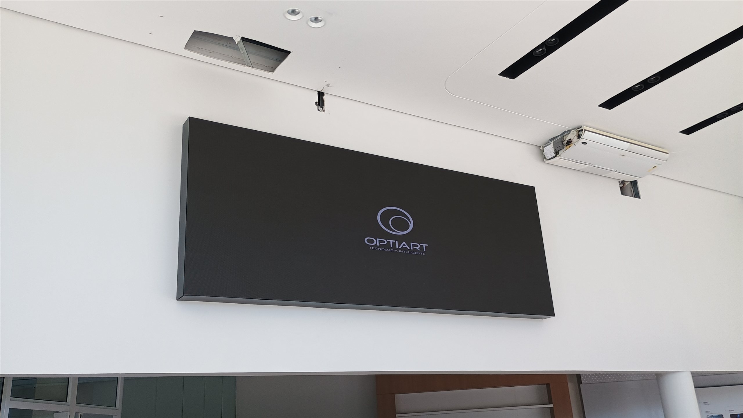 Painel de LED P2.5 instalado pela Optiart na concessionaria Geely de Sao Jose dos Campos, exibindo conteudo no showroom