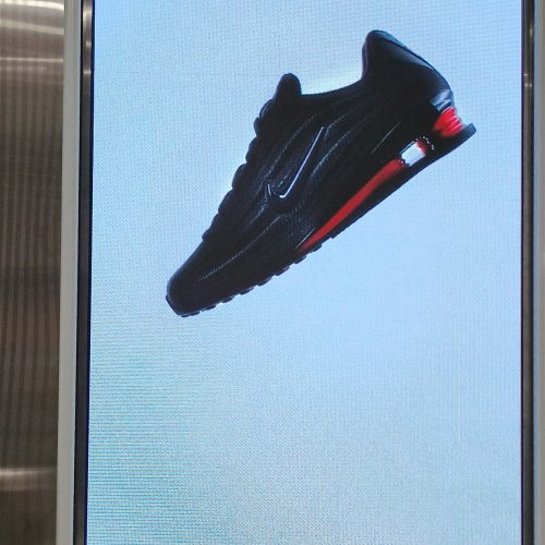 Painel de LED totem fine pitch P1.8 da Optiart exibindo um tenis Nike na loja Nike do Shopping Parque Dom Pedro, em Campinas