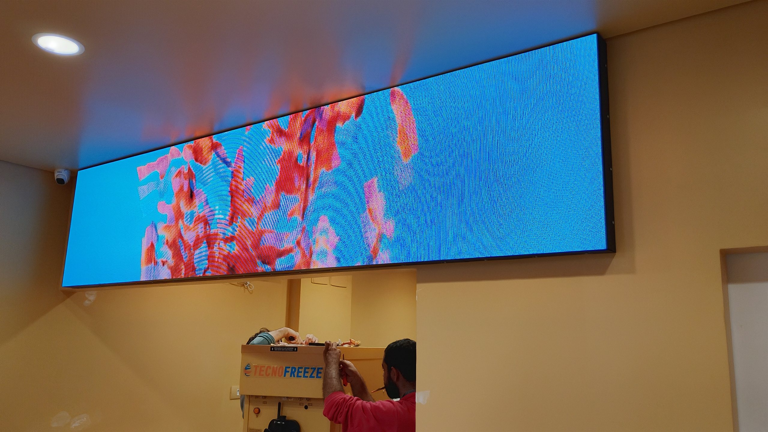 Painel de LED indoor P2.5 instalado pela Optiart na loja OhWhey de Londrina com conteudo colorido
