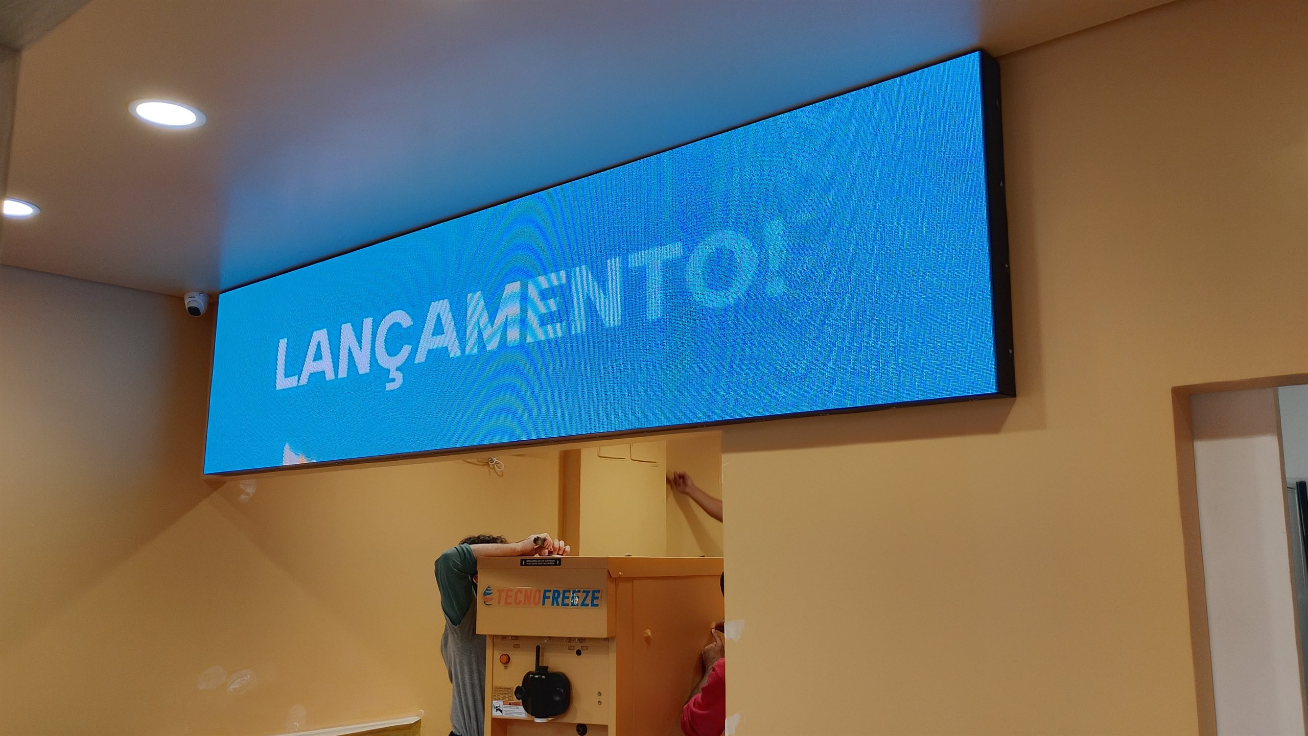 Painel de LED P2.5 da Optiart na loja OhWhey em Londrina exibindo Lancamento
