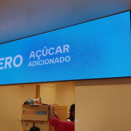 Painel de LED P2.5 da Optiart na loja OhWhey em Londrina exibindo Zero Acucar Adicionado
