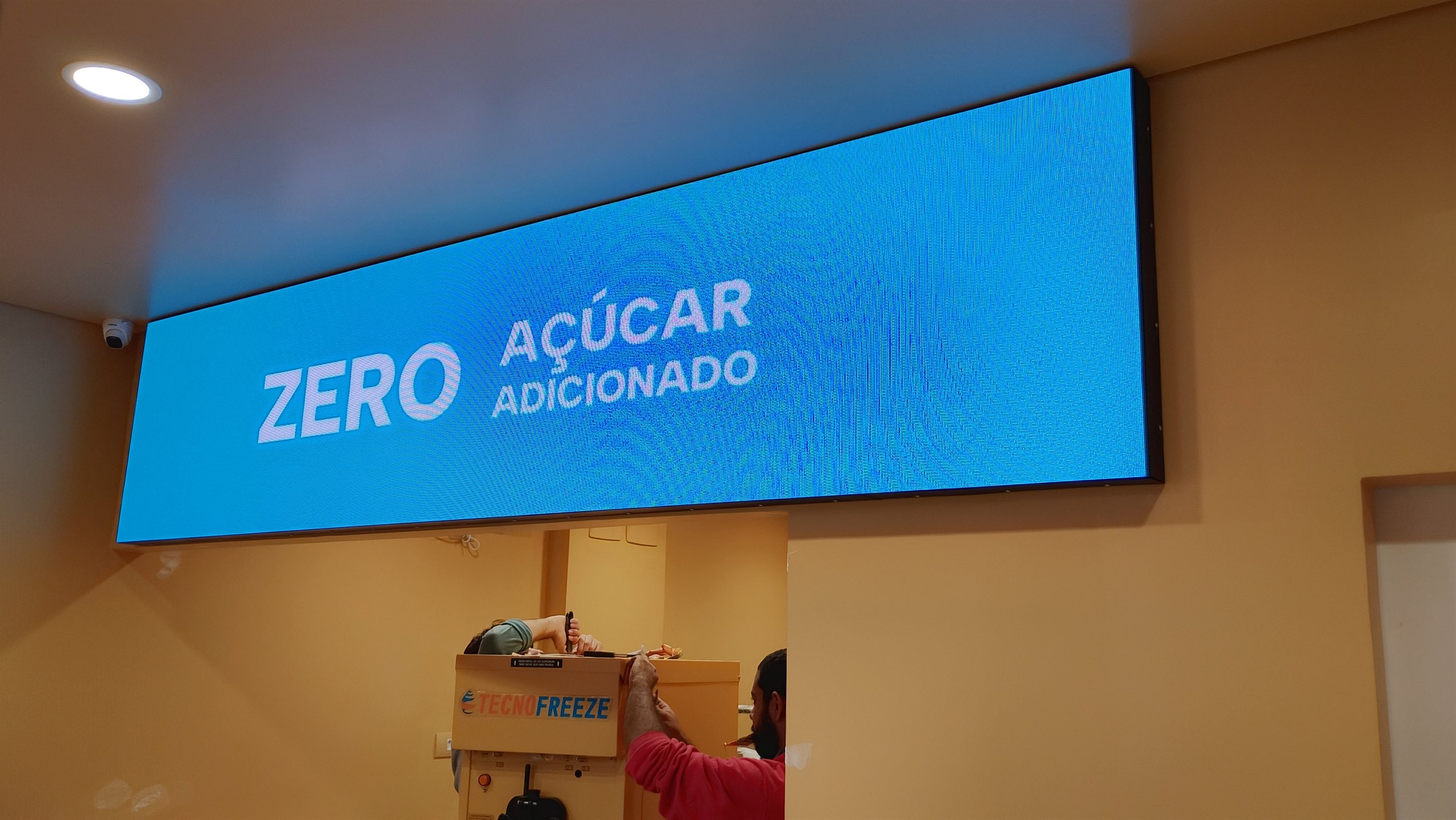 Painel de LED P2.5 da Optiart na loja OhWhey em Londrina exibindo Zero Acucar Adicionado