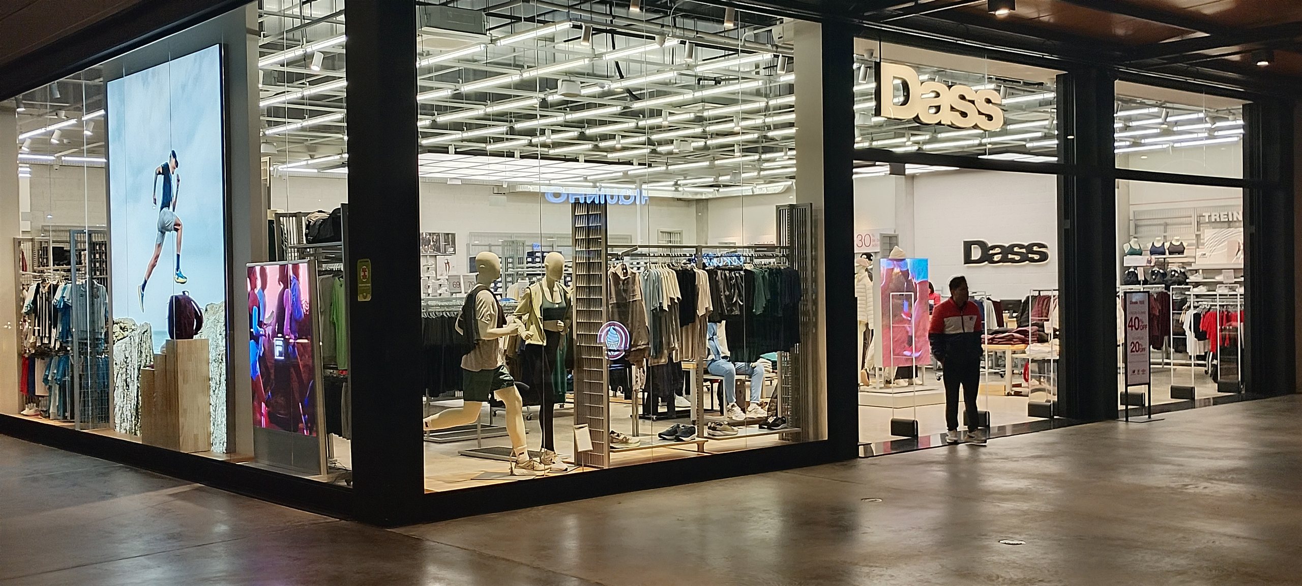 Painel de LED outdoor P4.0 iluminando a vitrine de uma loja de varejo a noite com conteudo em alta definicao