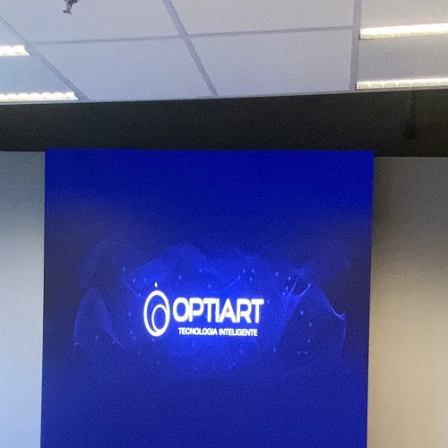 Painel de LED indoor P1.5 exibindo logo em ambiente corporativo