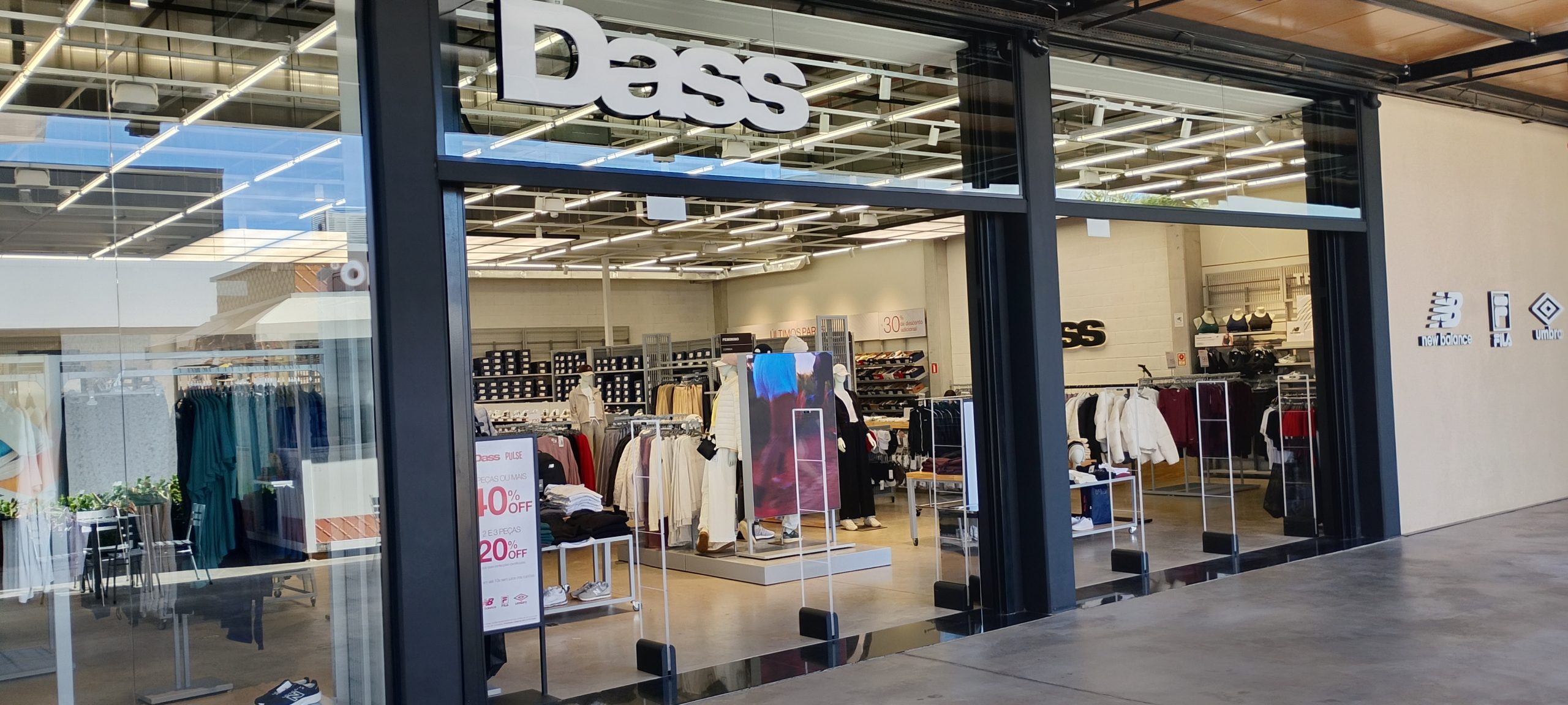 Totem de painel de LED sob luz natural em loja de outlet a céu aberto