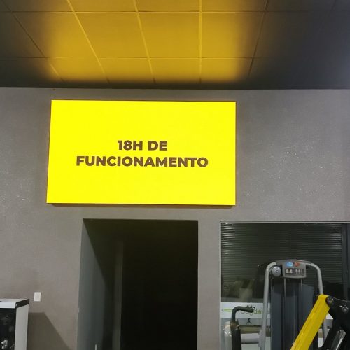 Painel de LED instalado em academia exibindo conteudo motivacional, projeto Optiart