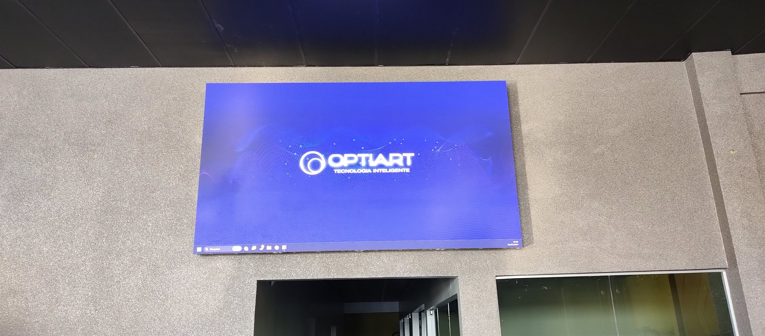 Painel de LED em complexo fitness exibindo conteudo de marca, instalacao Optiart