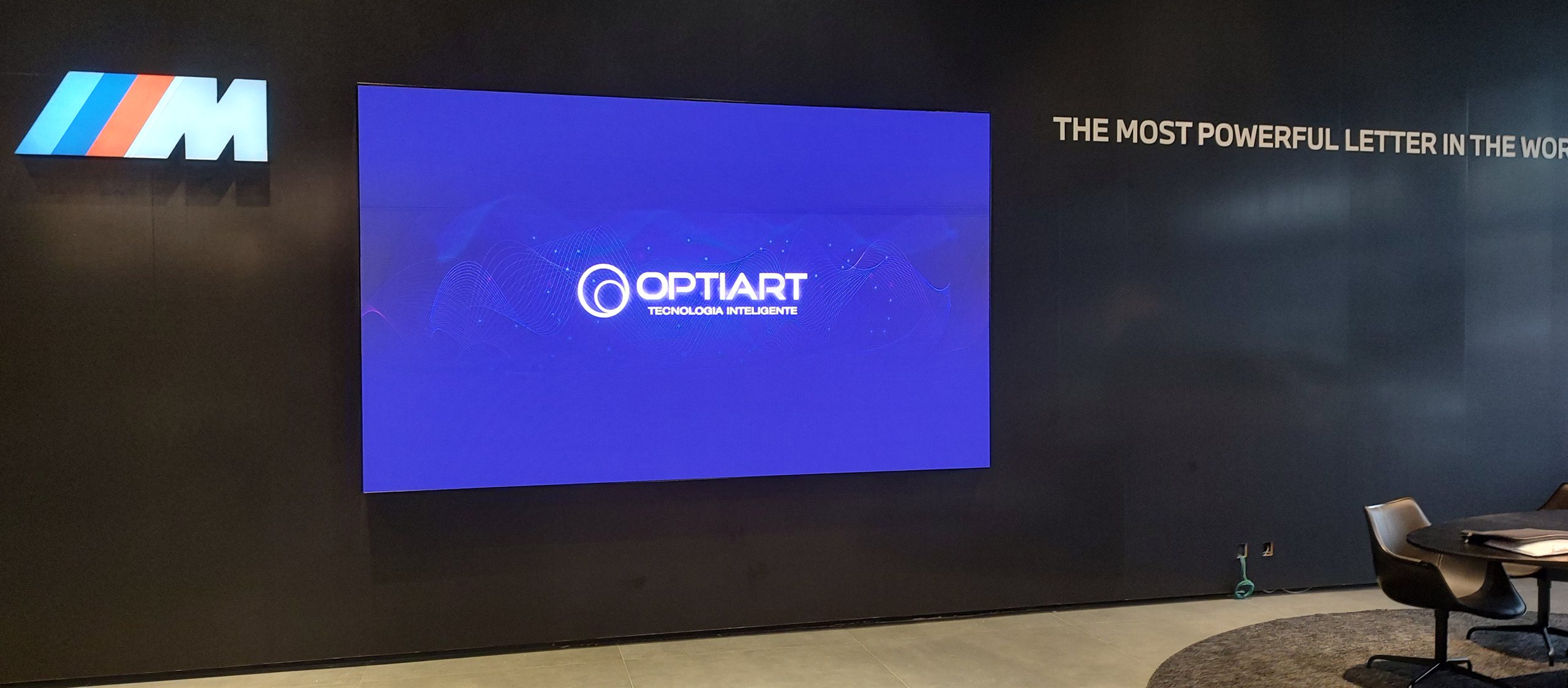 Painel de LED P2.5 da Optiart em cheio na parede da concessionaria BMW Grand Brasil, com imagem uniforme e alta nitidez