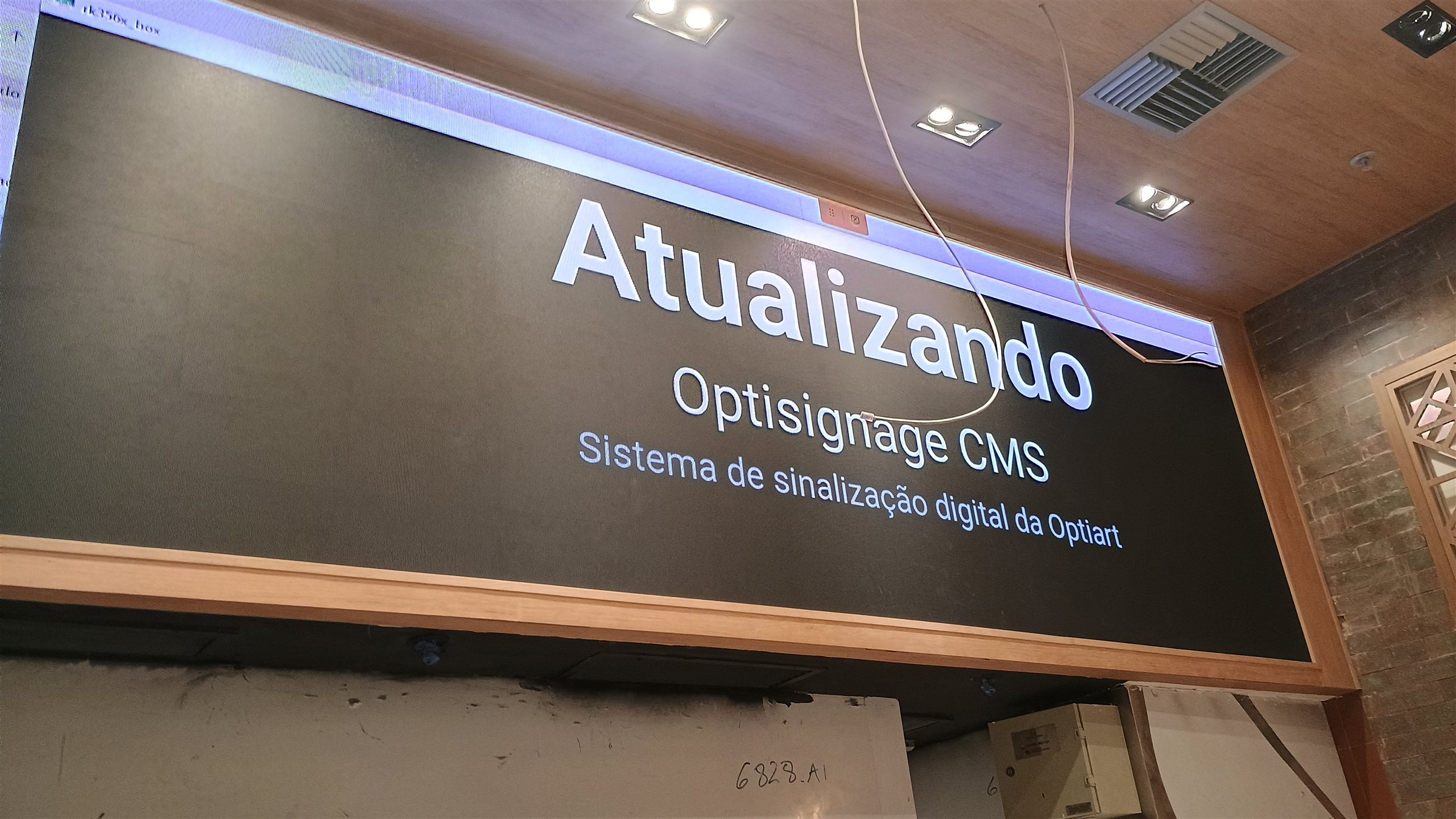 Painel de LED em paisagem instalado em loja de shopping exibindo sistema de sinalizacao digital