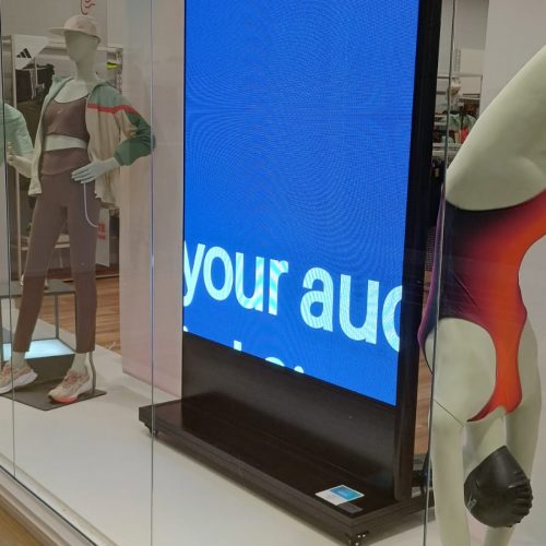 Totem de LED em vitrine de loja de varejo esportivo