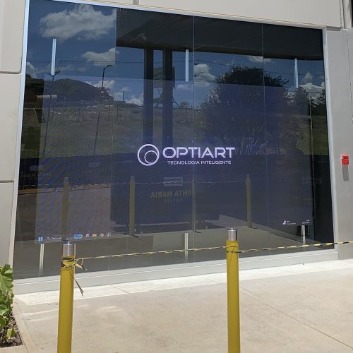 Painel de LED instalado atras da vitrine de vidro de uma loja de varejo esportivo em Cravinhos