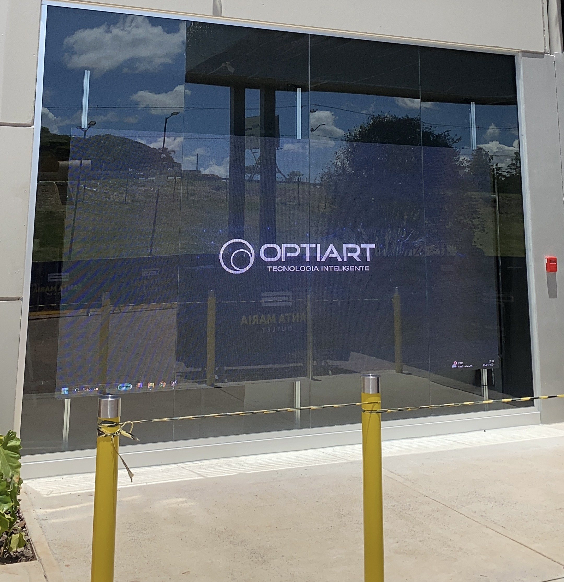 Painel de LED instalado atras da vitrine de vidro de uma loja de varejo esportivo em Cravinhos