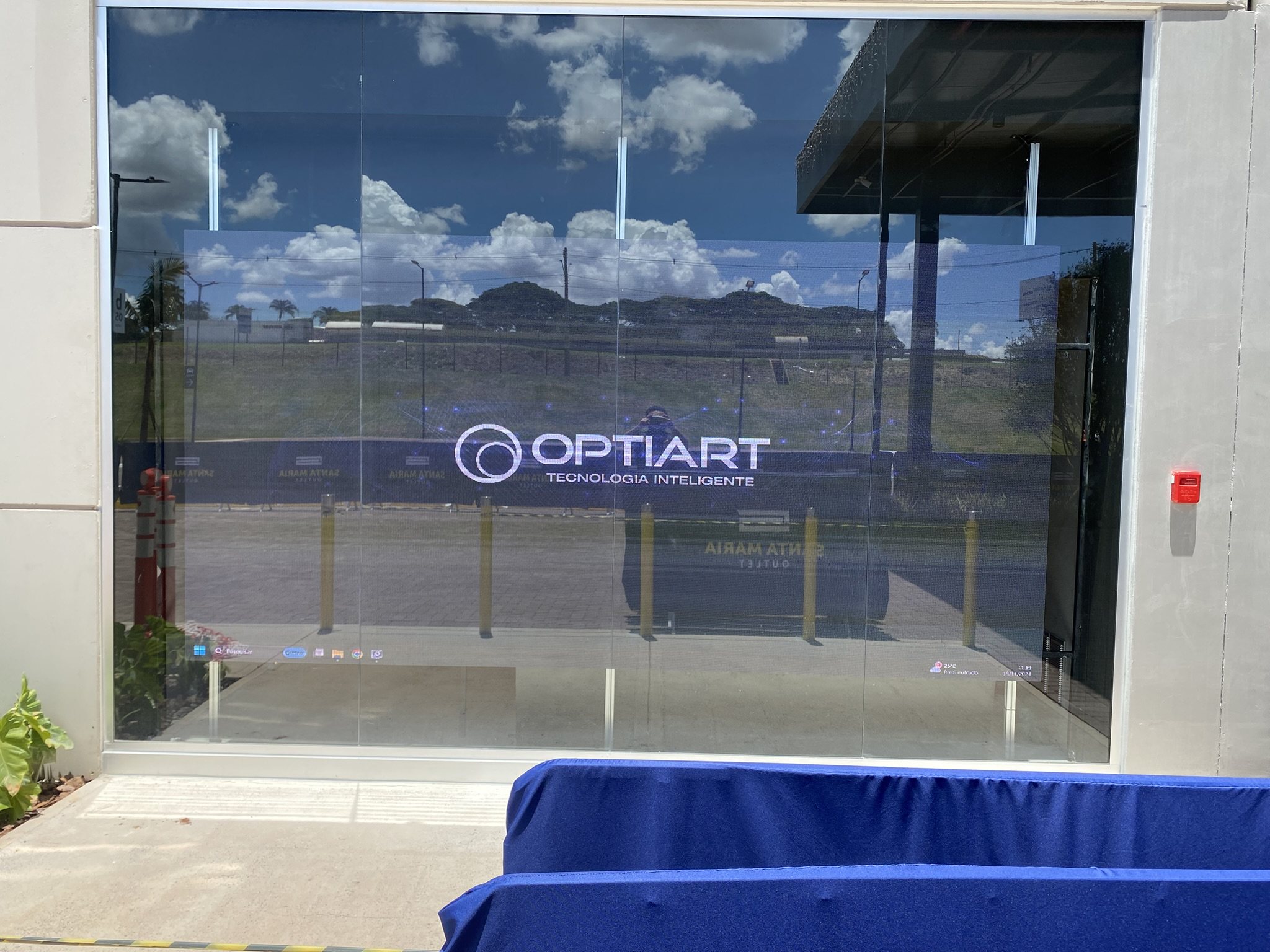 Fachada de loja de varejo esportivo com grande painel de LED atras do vidro