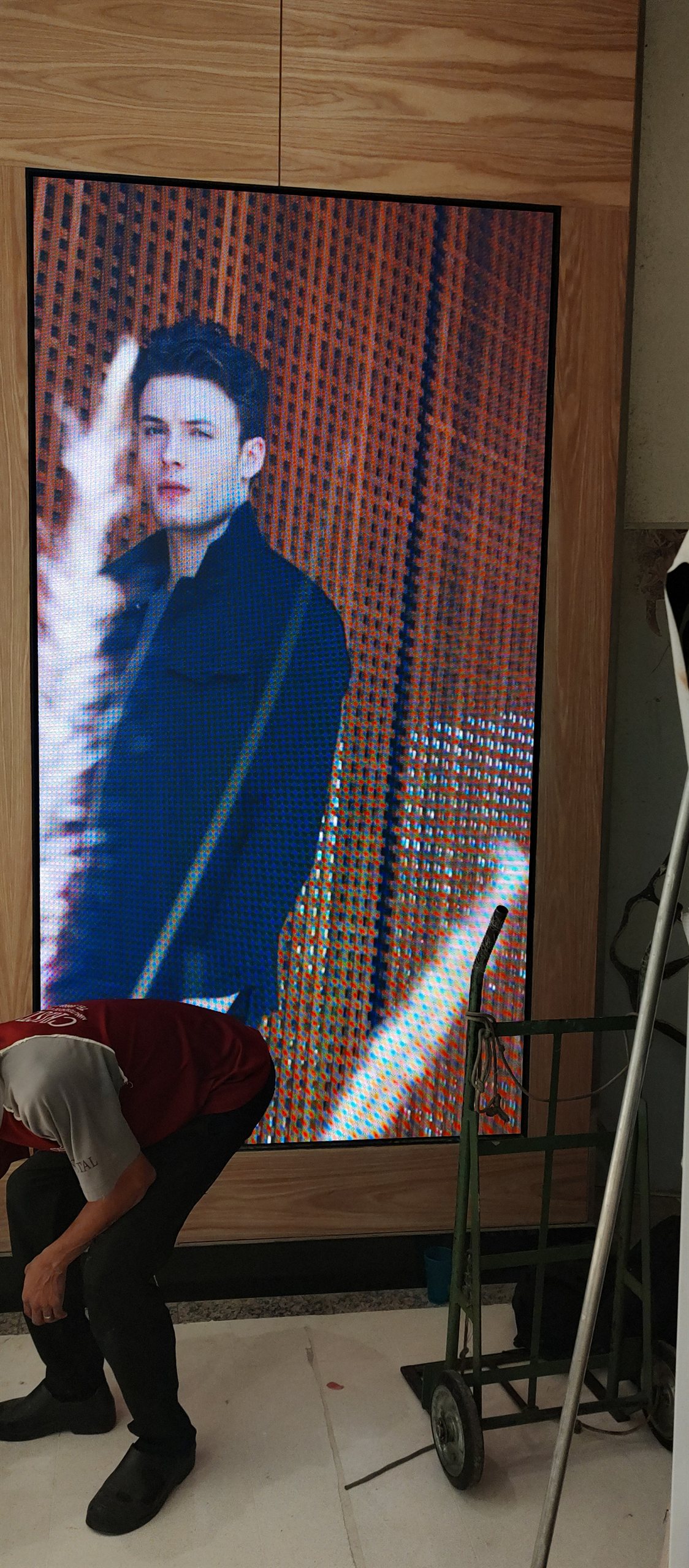 Painel de LED vertical para varejo de moda instalado pela equipe Optiart na loja Vila Romana